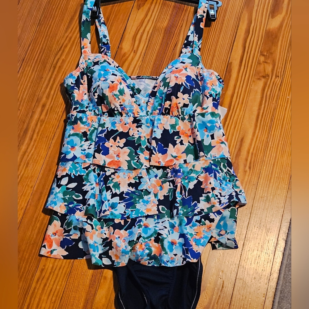 Paradise Bay triple-tiered one-piece Women's Swimsuit Size 8